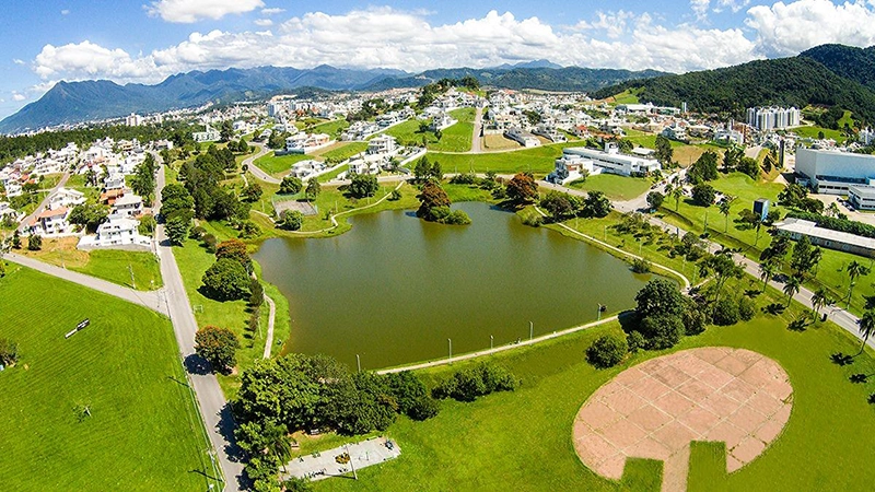 Vista aérea da localização da Pedra Branca em Palhoça, SC